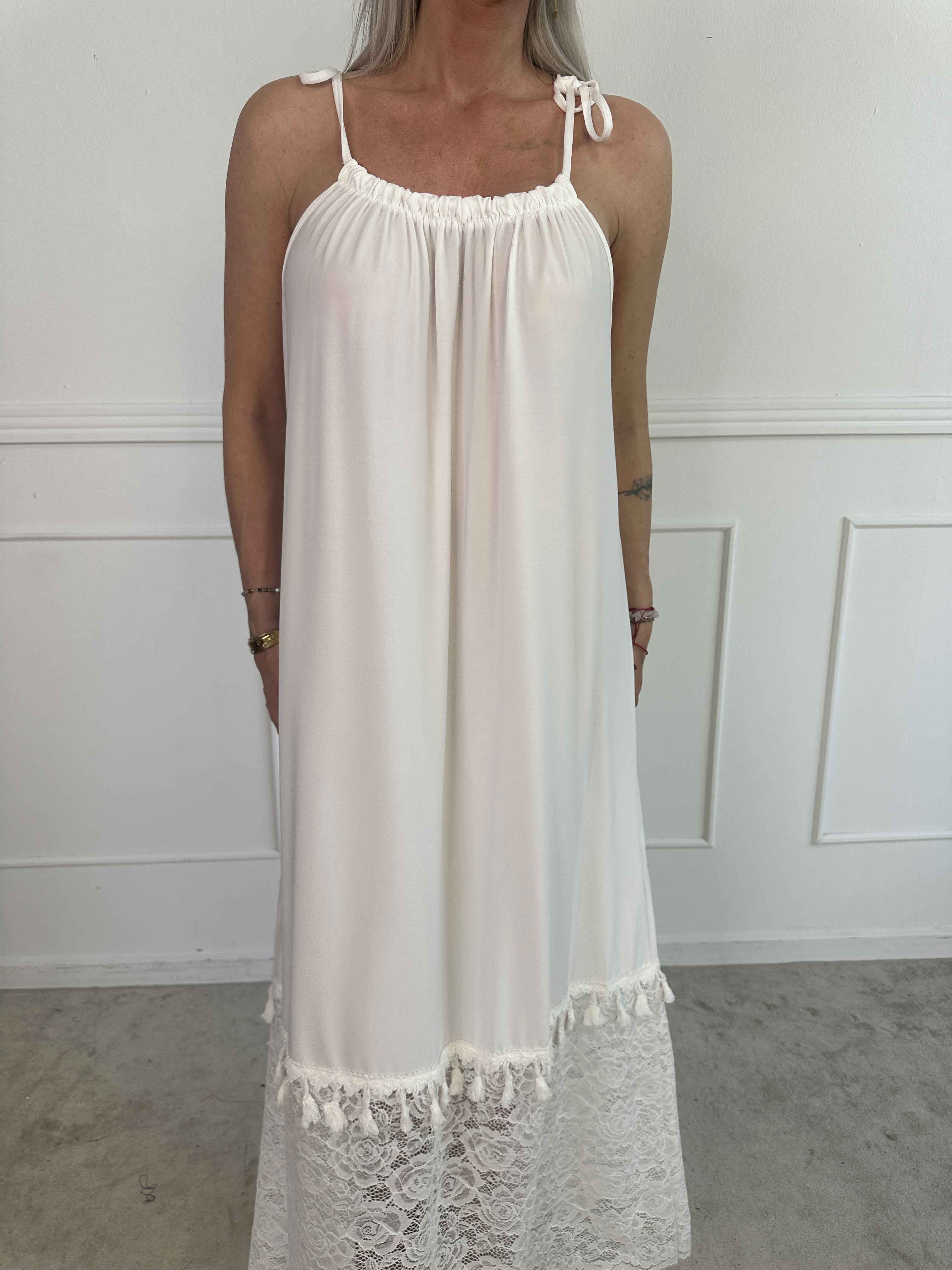 Willow - Lang elastisk kjole med blonde forneden